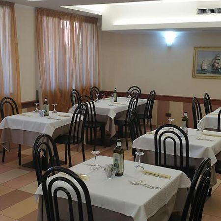 Albergo Ristorante Il Delfino Novara Exterior foto