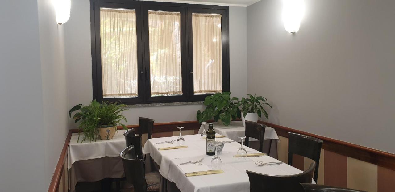 Albergo Ristorante Il Delfino Novara Exterior foto