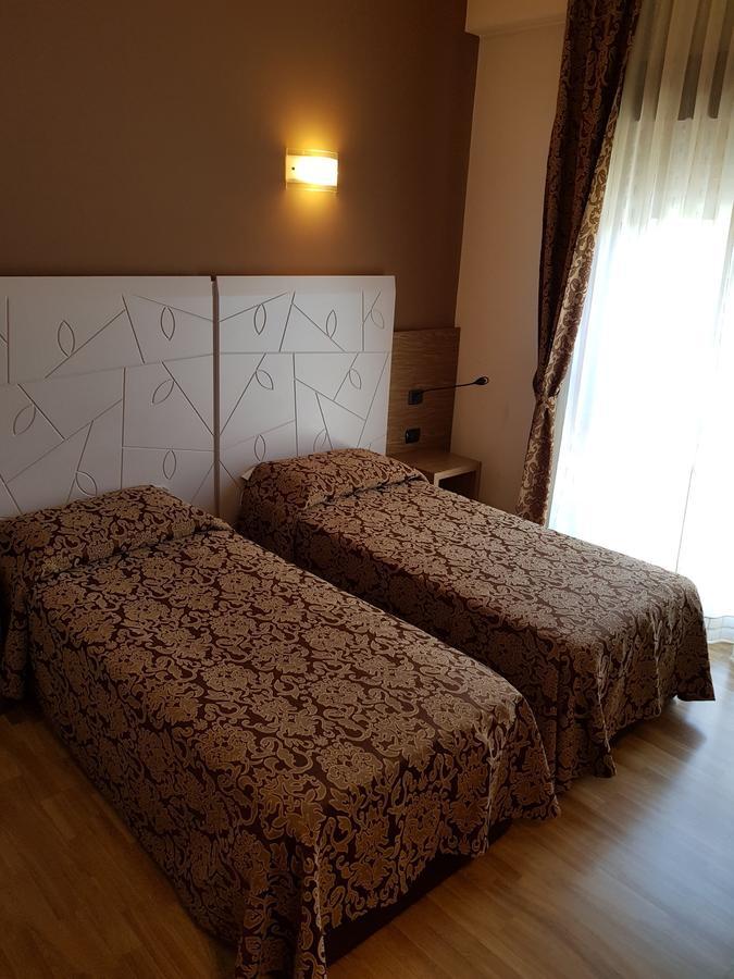 Albergo Ristorante Il Delfino Novara Exterior foto