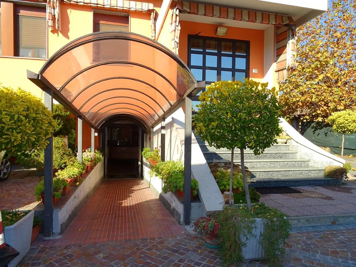 Albergo Ristorante Il Delfino Novara Exterior foto